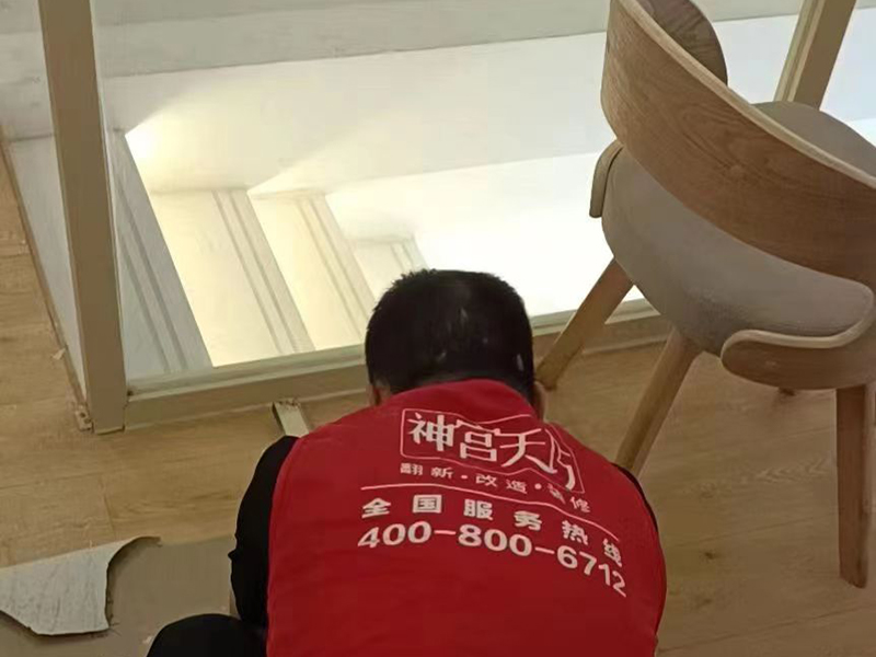 木地板翻新多少錢一平米？看完后，網(wǎng)友直呼：家里翻新地板后悔了(圖3)