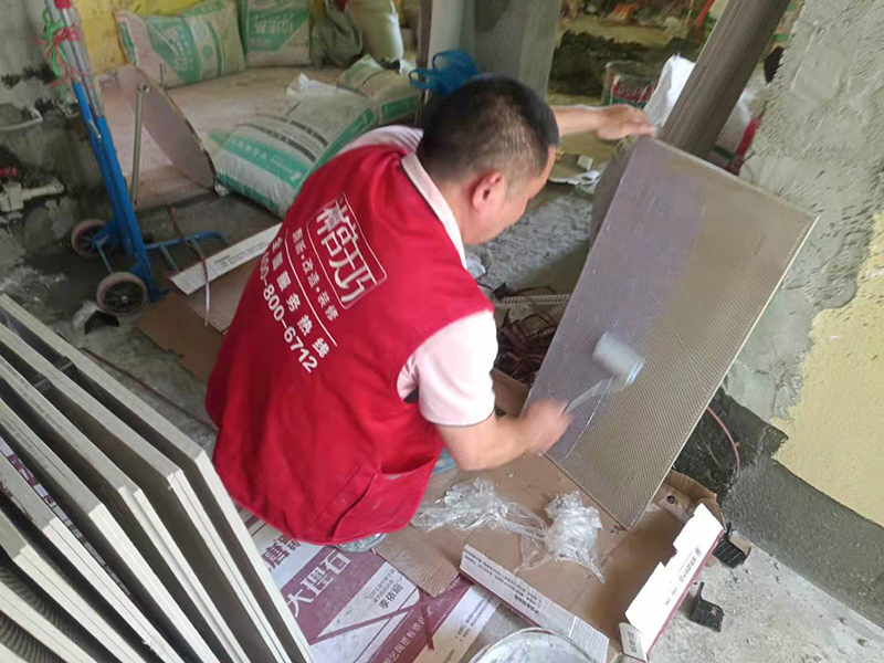 舊墻翻新自己動手怎么做？舊墻貼磚不用膠會掉嗎？(圖2)