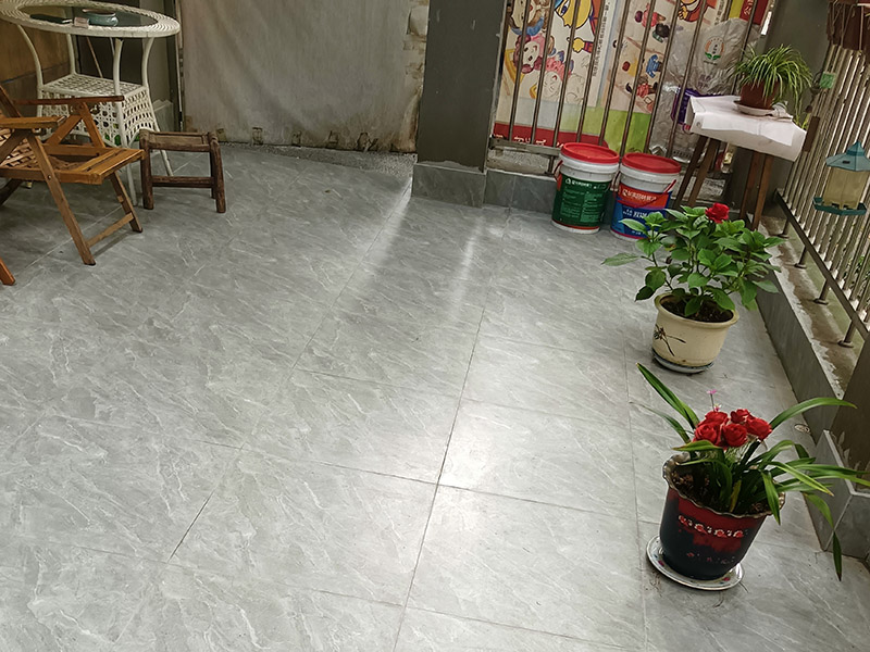 10平米大陽(yáng)臺(tái)定制裝修，怎樣挑選地面瓷磚？(圖3)