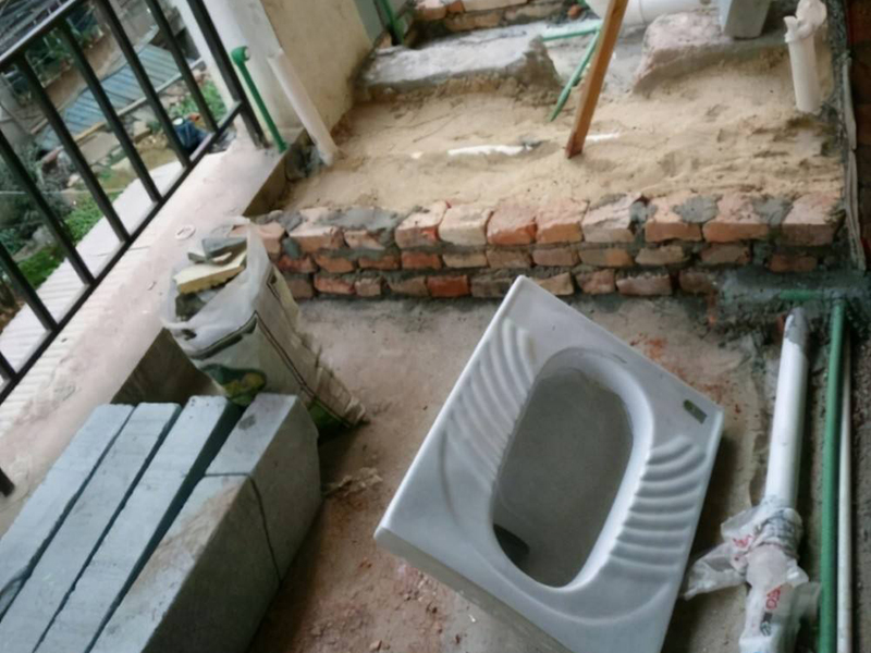 家里陽(yáng)臺(tái)能改造定制衛(wèi)生間嗎？別眨眼！不一樣的陽(yáng)臺(tái)拆改案例來(lái)了(圖1)