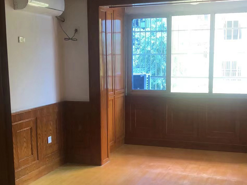 為響應三胎政策，業(yè)主將28平主臥改成了三間兒童房(圖1)