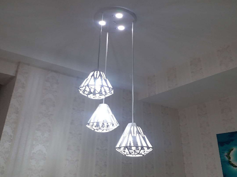 客廳裝修如何選購(gòu)燈具？客廳吊燈安裝在什么位置比較好？(圖2)