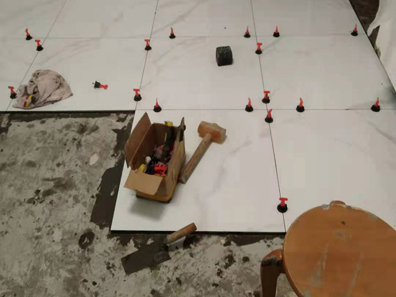 家庭地面用什么材質(zhì)便宜實(shí)惠？家庭地面瓷磚怎么選？(圖2)