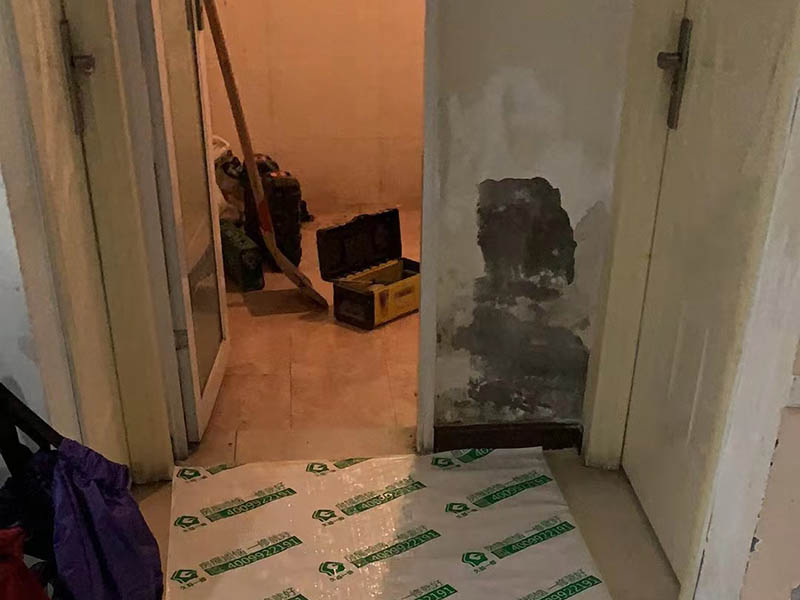 客廳墻面翻新刮膩?zhàn)雍偷蹴斈膫€(gè)先做？(圖3)